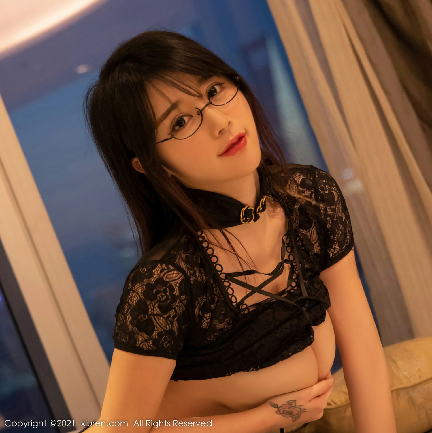 [XiuRen秀人网] 2021.12.09 No.4317 美七 Mia 魅惑黑丝