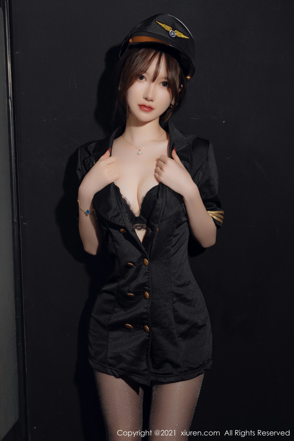 [XiuRen秀人网] 2021.12.17 No.4355 美桃酱 黑丝制服