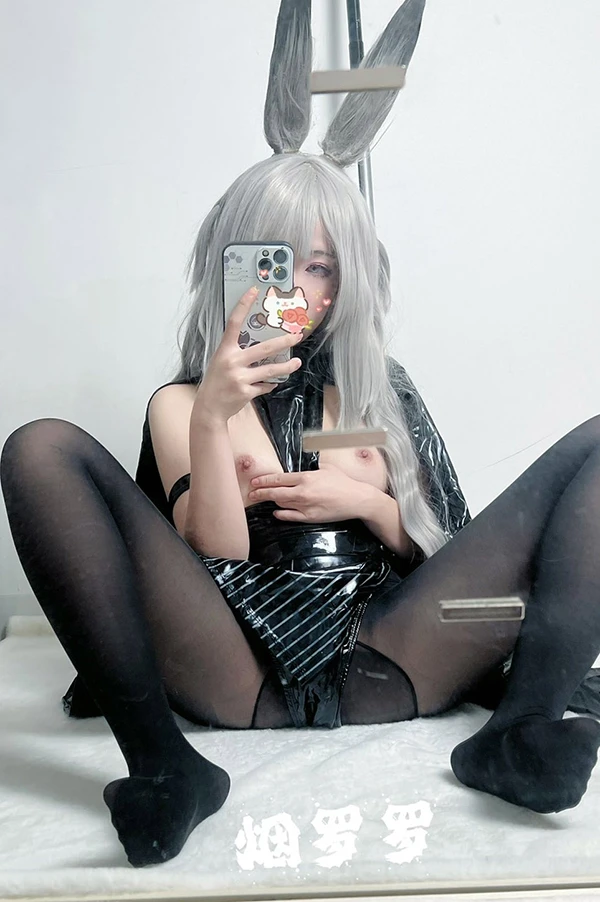 福利姬烟罗罗@yanluoluoya居家私拍尺度图3